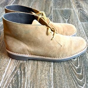 Men’s Clark’s Desert Boots Size 9.5 tan. Only wore a few times. Not my style